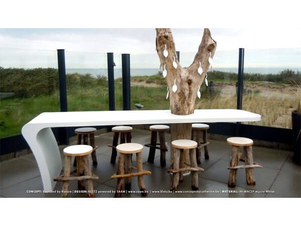 Bàn ăn mặt đá nhân tạo màu trắng nổi bật với hình dáng uốn cong mềm mại không để lại mấu nối giá trị sử dụng, thẩm mỹ mang lại cao cho không gian và cho người sử dụng sự thoải mái nhất.